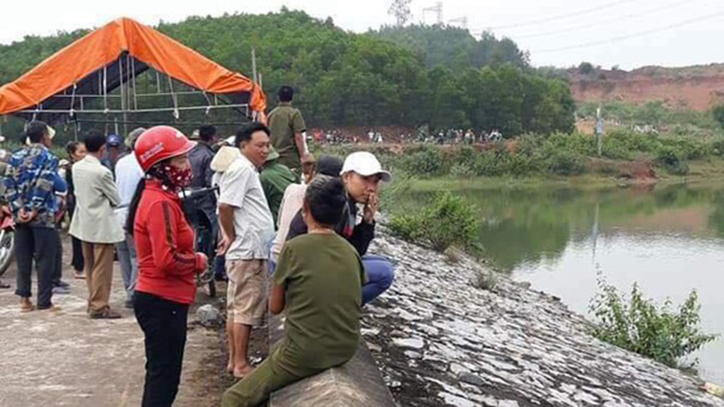 Bà Hường khai ra tay sát hại cháu nội là do mâu thuẫn với bố cháu T.. Trước đó, chiều 3/11, bà Hường gửi xe đạp ở nhà người quen cùng xã rồi nhờ cháu T. chở bằng xe đạp điện đến nhà một người thân. Trên đường về, do ấm ức chuyện con trai là bố cháu T. hỗn hào với vợ chồng bà Hường trước đó nên bà Hường có ý định sát hại cháu T.