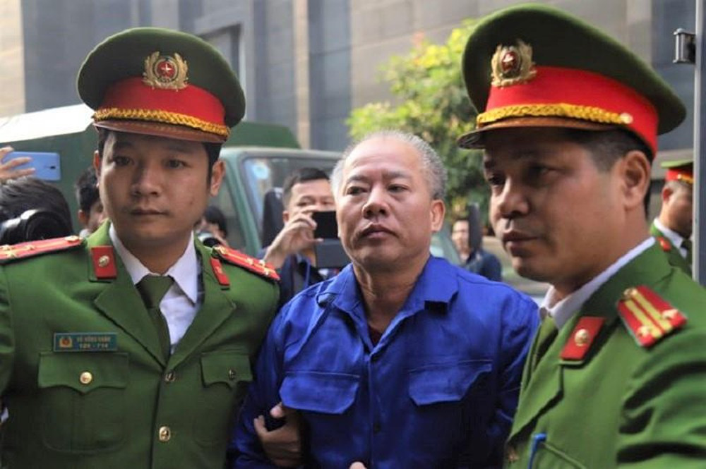  Anh trai giết cả nhà em ruột vì mâu thuẫn đất đai: Ngày 12/12/2019, TAND TP Hà Nội đã tuyên án tử hình đối với Nguyễn Văn Đông – người truy sát dã man cả nhà em ruột làm 4 người chết ở Đan Phượng. Trước đó, sáng sớm 1/9/2019, Nguyễn Văn Đông (SN 1966, trú xã Hồng Hà, huyện Đan Phương, Hà Nội) cầm dao truy sát gia đình người em ruột mình. Nguyên nhân vụ thảm sát được cho do mâu thuẫn đất đai.