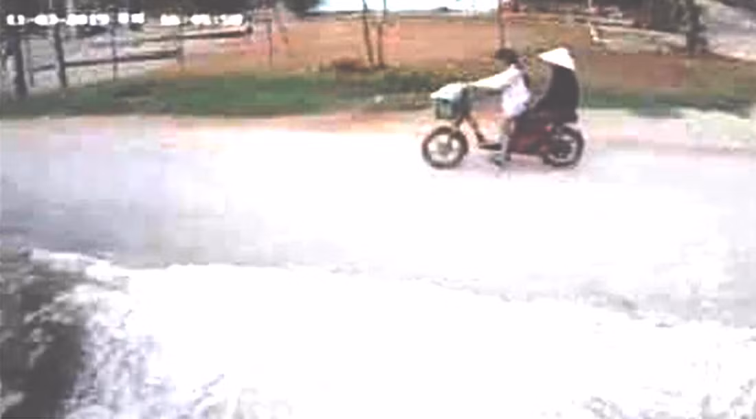 Khi đến hồ Bàu Ganh, cách nhà khoảng 2 km, bà Hường nói T. dừng xe để xuống hồ tắm. Trong lúc nhờ cháu T. kỳ lưng, bất ngờ bà Hường xô cháu T. xuống hồ. Sau khi đẩy nạn nhân xuống hồ, bà Hường đi bộ đến nhà người quen lấy xe đạp về nhà.