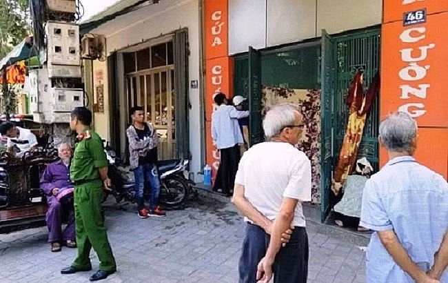 Khi ông Ân đang nấu cơm, đối tượng Hợp đã dùng dao và búa xuống tay sát hại bố đẻ. Sau khi xảy ra vụ việc, Hợp đã bị cơ quan công an bắt giữ để điều tra và xử lý theo pháp luật. 