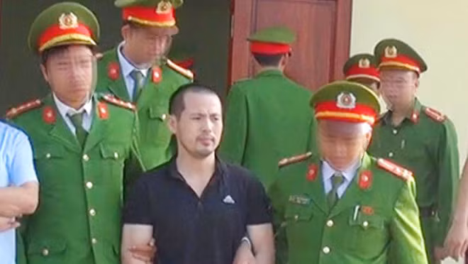  Xin tiền mua ô tô không được, nghịch tử nhẫn tâm sát hại bố đẻ: Ngày 25/11/2019, TAND tỉnh Thanh Hóa đã tuyên phạt bị cáo Vũ Hoàng Hợp (36 tuổi, ngụ tại phường Đông Vệ, thành phố Thanh Hóa, tỉnh Thanh Hóa) chung thân. Nạn nhân bị sát hại là ông Vũ Hoàng Ân (67 tuổi, bố đẻ của bị cáo Hợp, cùng ngụ địa chỉ trên).