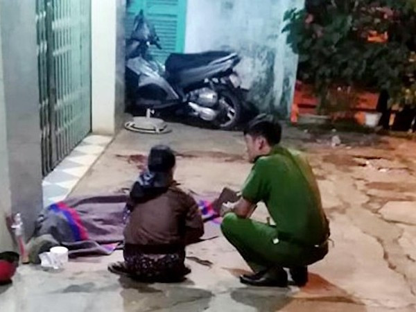 Nhận được thông tin, Công an thị trấn Tân Phong đã tới hiện trường, tạm giữ hình sự đối tượng Trần Văn Hải giao cho Công an huyện Quảng Xương xử lý theo thẩm quyền. Xem thêm video: Bắt "nghịch tử" chém mẹ tử vong, cha trọng thương. Nguồn: VTC 1.