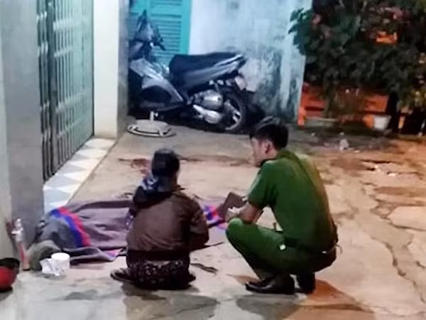 Nhận được thông tin, Công an thị trấn Tân Phong đã tới hiện trường, tạm giữ hình sự đối tượng Trần Văn Hải giao cho Công an huyện Quảng Xương xử lý theo thẩm quyền. Xem thêm video: Bắt "nghịch tử" chém mẹ tử vong, cha trọng thương. Nguồn: VTC 1.