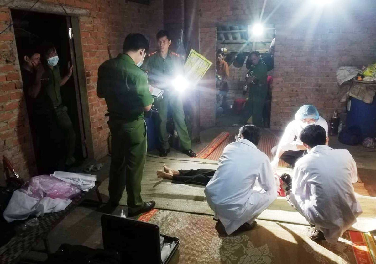 Đến khoảng 17h cùng ngày (23/10), ông Hồ Văn Cường (trú xã Trà Sơn, huyện Trà Bồng, tỉnh Quảng Ngãi) đi làm đồng trở về nhà, phát hiện vợ mình là bà Ây đã tử vong, thi thể bị mất đầu. Ông Cường đã cùng con gái hoảng loạn tìm kiếm và phát hiện phần đầu bà Ấy nằm dưới hố phía trước nhà, liền báo cho cơ quan chức năng. 