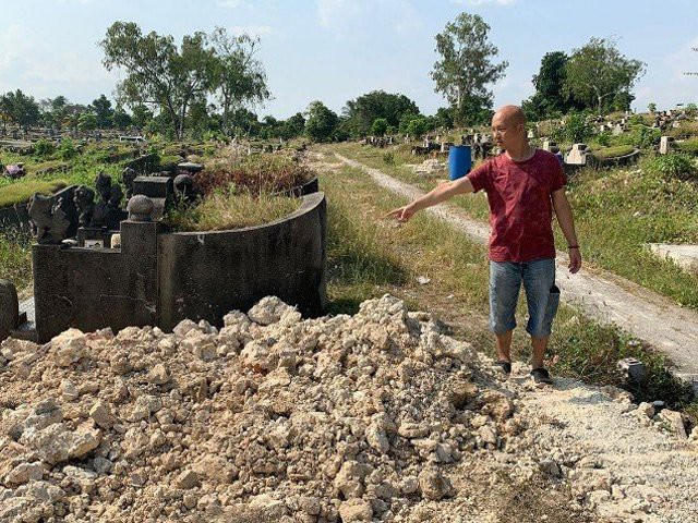 Boc mo cho nguoi than da mat 39 nam, nguoi dan ong phat hien dieu khung khiep