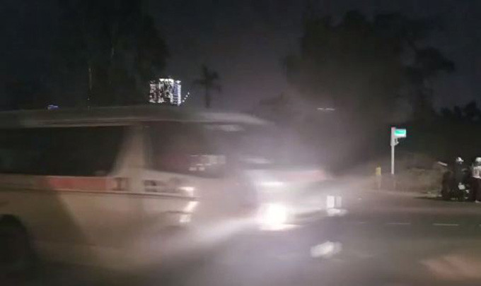 Tại nhà ông H.V.C (54 tuổi), người dân thấy một hố sâu, giống như hình ảnh lan truyền trên mạng, nên tin đồn càng khiến nhiều người náo loạn. 