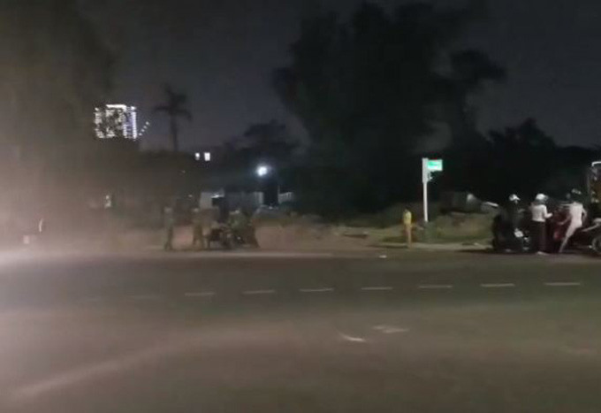 Trước đó, chiều 13/3, rất nhiều người dân sau khi đọc được tin đồn trên Facebook đã kéo đến khu vực phố biển Đà Nẵng dọc đường Vương Thừa Vũ (tổ 80, phường An Hải Bắc, quận Sơn Trà, TP Đà Nẵng) để ""theo dõi" vụ "giết người chôn xác". 