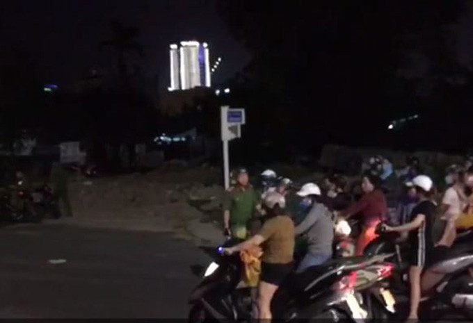 Tối 13/3, hàng trăm người dân vẫn tập trung ở khu vực đường Vương Thừa Vũ, gần lối vào nhà ông C., khiến Công an Sơn Trà và phường An Hải Bắc phải vất vả vận động giải tỏa, chống ùn tắc giao thông lối ra biển Đà Nẵng.