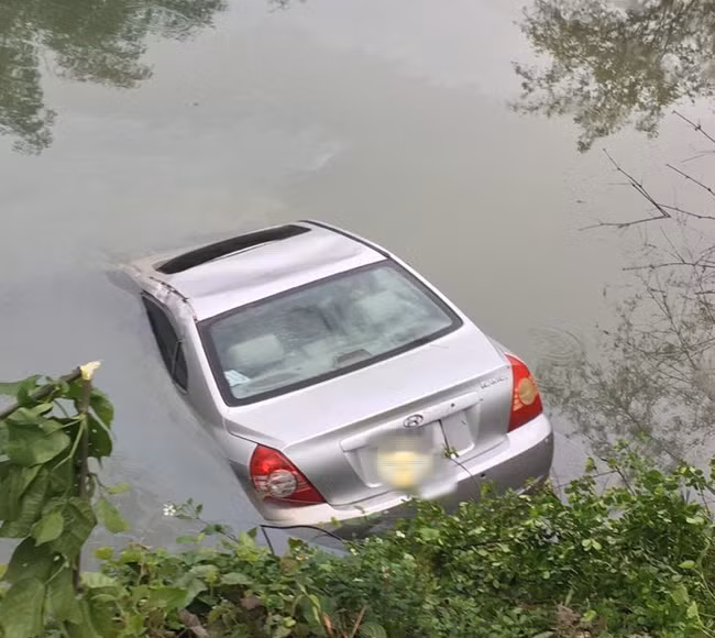Vào thời điểm trên, xe ô tô 4 chỗ, do một phụ nữ điều khiển, chạy trên quốc lộ 279, hướng đi thị trấn Văn Quan. Khi qua địa bàn Bản Cóng (xã Xuân Mai, Văn Quan, Lạng Sơn), chiếc xe bất ngờ lao xuống sông bên đường. 