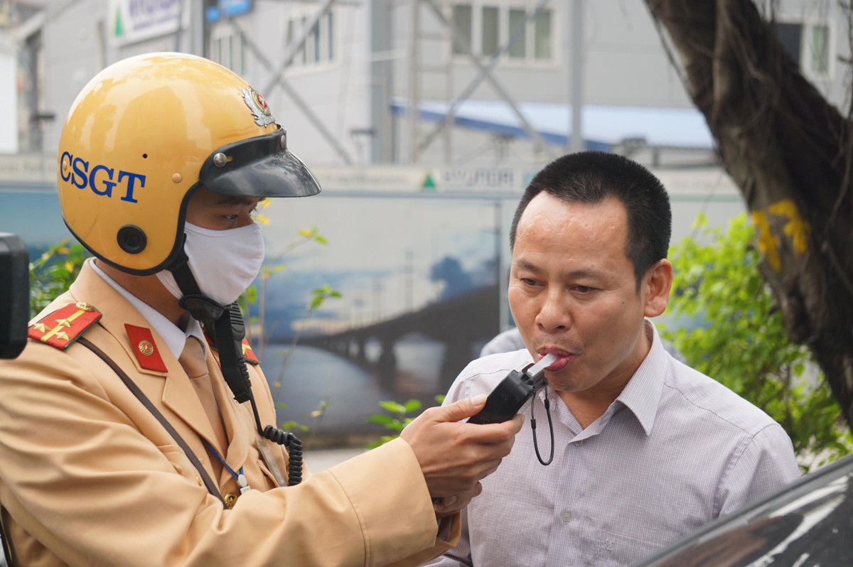 Tài xế Nguyễn Ai Bun kiểm tra nồng độ cồn.