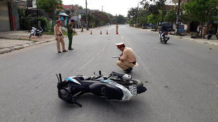 Phát hiện Nguyễn Văn Thăng (21 tuổi, trú phường 4, TP Đông Hà) điều khiển xe máy chở Đào Ngọc Thịnh (24 tuổi, trú phường 3, TP Đông Hà) chạy hướng Cam Lộ - Đông Hà có biểu hiện vi phạm tốc độ, đại úy Hải ra lệnh dừng xe.