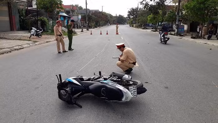 Phát hiện Nguyễn Văn Thăng (21 tuổi, trú phường 4, TP Đông Hà) điều khiển xe máy chở Đào Ngọc Thịnh (24 tuổi, trú phường 3, TP Đông Hà) chạy hướng Cam Lộ - Đông Hà có biểu hiện vi phạm tốc độ, đại úy Hải ra lệnh dừng xe.