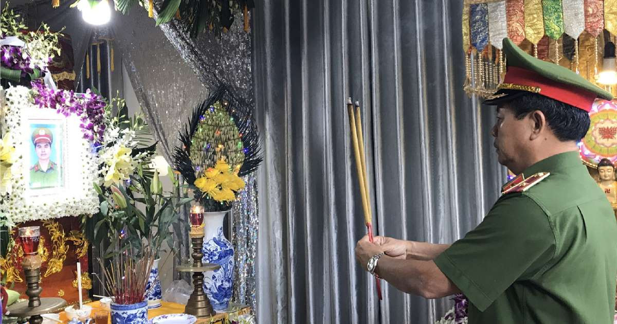  Trung úy CSGT bị ‘quái xế’ tông tử vong: Ngày 3/1, Công an TP HCM cho biết, trung úy Nguyễn Phạm Thành Nhân (cán bộ Đội Cảnh sát giao thông – trật tự Công an huyện Hóc Môn) đã trút hơi thở cuối cùng tại bệnh viện. Trước đó, trung úy Nhân bị đối tượng chạy xe gây rối trật tự công cộng tông thẳng xe vào người trong khi thi hành công vụ. 