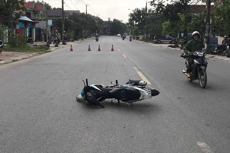 Tuy nhiên, Thăng không chấp hành hiệu lệnh mà tông xe vào đại úy Hải khiến anh bị gãy xương chân phải, phải đưa vào cấp cứu và điều trị tại Bệnh viện Trung ương Huế. Sau khi tông đại úy Hải, Thăng và Thịnh đã bị các chiến sĩ công an đang làm nhiệm vụ giữ lại và đưa về trụ sở Công an TP Đông Hà làm việc, xử lý.
