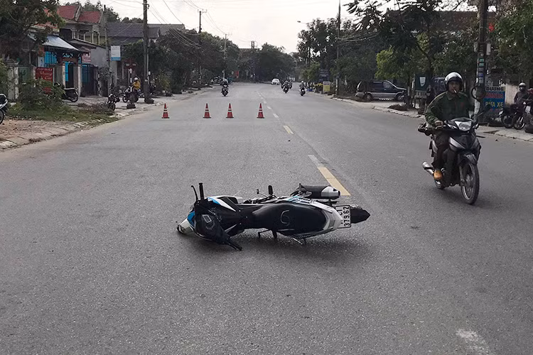 Tuy nhiên, Thăng không chấp hành hiệu lệnh mà tông xe vào đại úy Hải khiến anh bị gãy xương chân phải, phải đưa vào cấp cứu và điều trị tại Bệnh viện Trung ương Huế. Sau khi tông đại úy Hải, Thăng và Thịnh đã bị các chiến sĩ công an đang làm nhiệm vụ giữ lại và đưa về trụ sở Công an TP Đông Hà làm việc, xử lý.