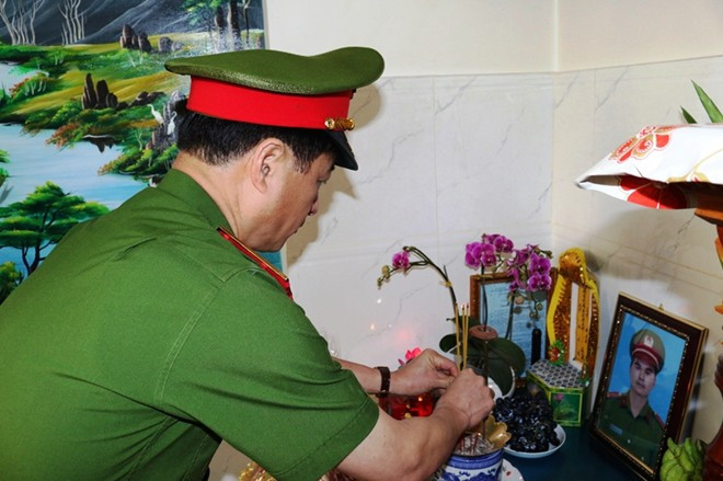 Khi đến nơi, Tổ công tác 363 phát hiện một nhóm thanh thiếu niên điều khiển từ 8-10 xe mô tô lưu thông thành đoàn với tốc độ cao, rú ga, nẹt pô trên đường Song hành Quốc lộ 22. Thấy cảnh sát, các đối tượng bỏ chạy, riêng 2 đối tượng còn lại tông xe thẳng vào lực lượng cảnh sát khiến trung úy Nguyễn Phạm Thành Nhân bị thương nặng rồi tử vong tại bệnh viện. 