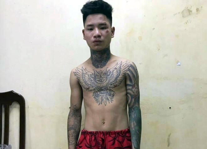 Lực lượng chức năng đã đưa trung úy CSGT đi cấp cứu và tạm giữ thanh niên lái xe máy không tuân thủ hiệu lệnh của cảnh sát. Một cán bộ tổ công tác 141 cho biết hai người liên quan vụ việc đều bị thương nhưng không nguy hiểm tính mạng. Người vi phạm giao thông khai tên Trần Văn Phương (20 tuổi, quê Phú Thọ). Xem thêm video: Những pha áp sát xử phạt gay cấn của CSGT. Nguồn VTC New.