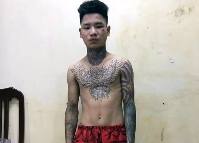 Lực lượng chức năng đã đưa trung úy CSGT đi cấp cứu và tạm giữ thanh niên lái xe máy không tuân thủ hiệu lệnh của cảnh sát. Một cán bộ tổ công tác 141 cho biết hai người liên quan vụ việc đều bị thương nhưng không nguy hiểm tính mạng. Người vi phạm giao thông khai tên Trần Văn Phương (20 tuổi, quê Phú Thọ). Xem thêm video: Những pha áp sát xử phạt gay cấn của CSGT. Nguồn VTC New.