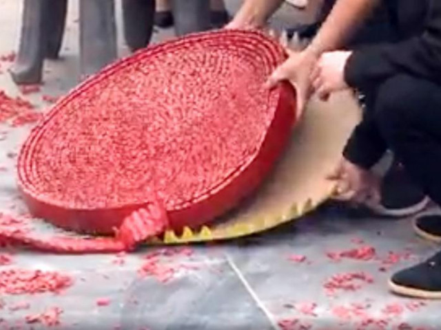 Bộ cũng đề xuất cấm các hành vi nghiên cứu, chế tạo, sản xuất, mua bán, xuất khẩu, nhập khẩu, tàng trữ, vận chuyển, sửa chữa, sử dụng pháo nổ; lợi dụng việc sử dụng pháo xâm phạm an ninh quốc gia, trật tự, an toàn xã hội, tính mạng, sức khỏe, tài sản người khác.