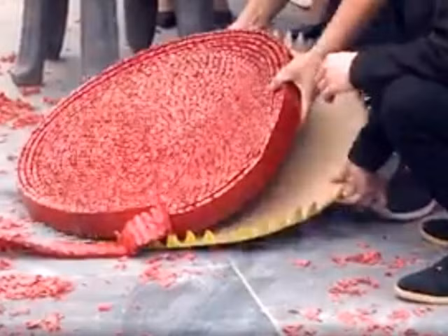 Bộ cũng đề xuất cấm các hành vi nghiên cứu, chế tạo, sản xuất, mua bán, xuất khẩu, nhập khẩu, tàng trữ, vận chuyển, sửa chữa, sử dụng pháo nổ; lợi dụng việc sử dụng pháo xâm phạm an ninh quốc gia, trật tự, an toàn xã hội, tính mạng, sức khỏe, tài sản người khác.