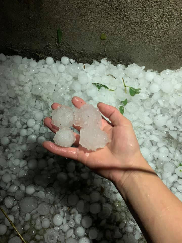 Phần lớn các cục đá có kích thước bằng một quả bóng bàn, nhiều khác cục đá có kích thước to gần bằng quả trứng gà.