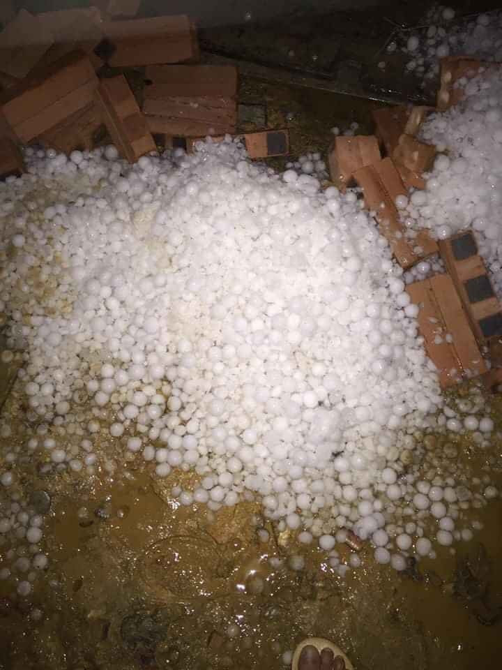 Những cục đá cũng được người dân gom thành một đống.