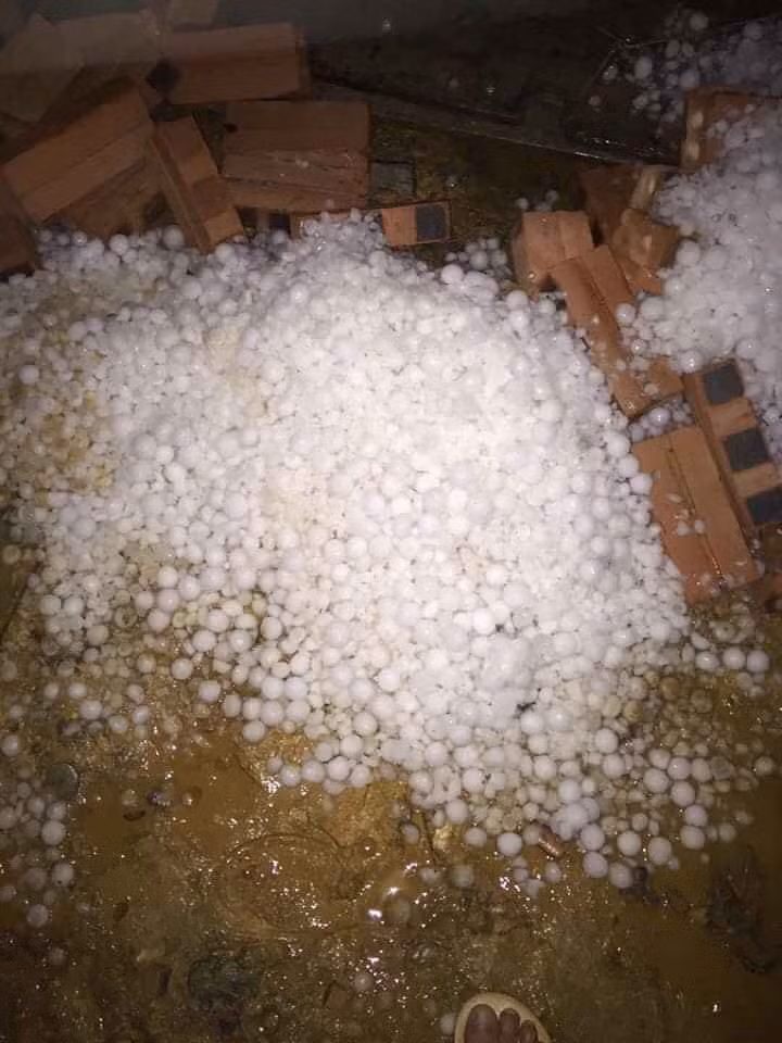 Những cục đá cũng được người dân gom thành một đống.