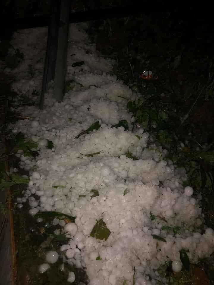 Riêng vùng núi Bắc Bộ có mưa vừa, mưa to, có nơi mưa rất to (lượng mưa 50-80mm/24h, có nơi trên 80mm). Trong cơn dông có khả năng xảy ra lốc, sét, mưa đá và gió giật mạnh.