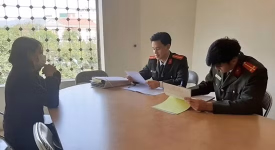 Trước đó, lực lượng an ninh phát hiện 4 tài khoản Facebook đăng các thông tin: "Sa Pa cho 9 người khách nước ngoài đi cùng chuyến bay với Nhung…”, và “Hành khách cùng khoang bệnh nhân Nhung đang ở tổ 8, Mường Hoa, phường Bắc Cường, mọi người chú ý nâng cao cảnh giác”.