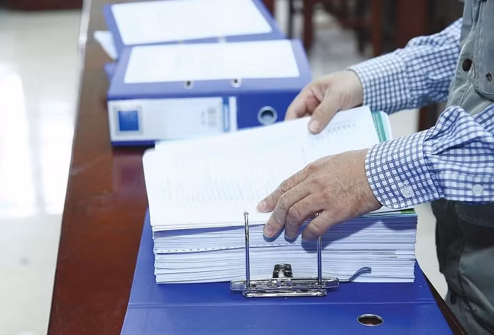 Lượng nghĩ cách làm giả chứng minh nhân dân rồi mở tài khoản ngân hàng nhằm chiếm đoạt tài sản. Mọi thông tin cá nhân trên chứng minh thư giả được Lượng tìm kiếm ngay trên hệ thống của Công ty tài chính; còn ảnh chân dung do Lượng và Hưng tìm và thuê người chụp. Quá trình thực hiện hành vi phạm tội nêu trên còn có sự giúp sức của Trần Văn Bào. Từ những chiếc chứng minh thư giả, các bị can nêu trên đã đưa những người được thuê chụp ảnh đến ngân hàng, rồi sau đó mở tài khoản để thực hiện việc vay tiền của Công ty tài chính bằng điện thoại.