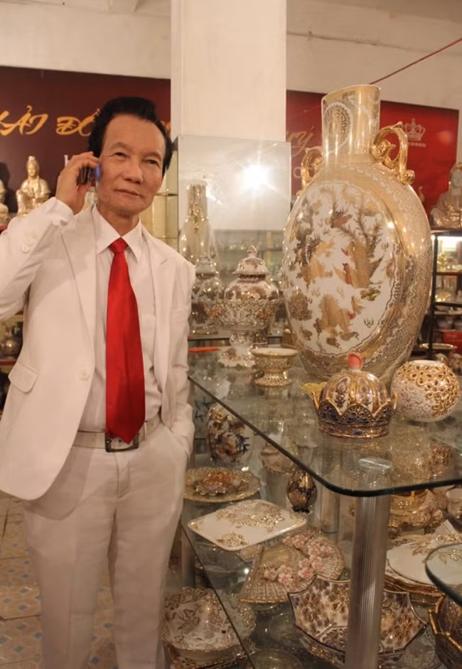 Ông Bùi Xuân Hải (Hải đồ cổ) từng lần vào tù vẫn sôi sục ý chí làm giàu. Năm 1981, mang theo 1,7 kg vàng, ông Hải vào Thái Bình mua đồng đen. Khi chủ nhà đưa ra cục đồng hun đen, công an ập vào thu sạch cả “đồng đen” lẫn vàng. Đại gia Việt này phải ngồi trại 2 tháng vì buôn hàng quốc cấm. Ra tù, ông thành lập công ty thiết bị giáo dục.