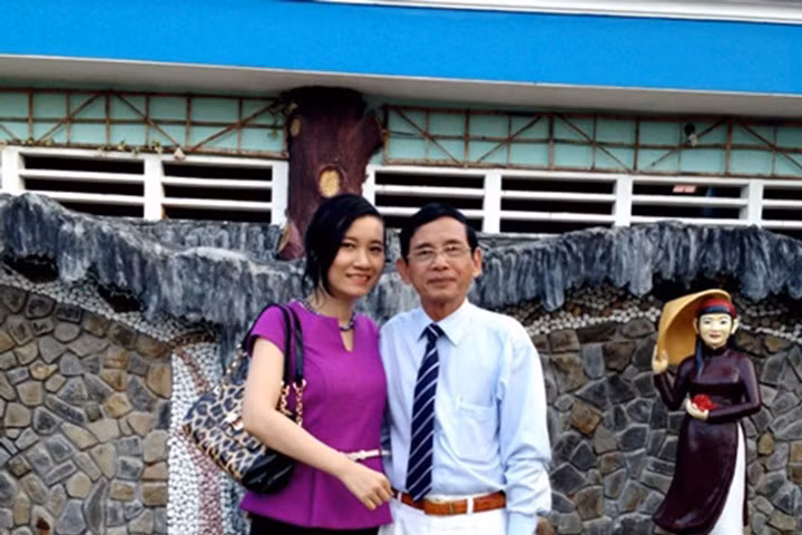 Trong cuộc họp HĐQT đầu tiên của Ngân hàng CP Đại Nam, ông bị loại ra khỏi ngân hàng vì từng bị bắt giam 3 năm ở Bến Tre về tội vượt biên. Sau đó, ông ra Bà Rịa - Vũng Tàu sinh sống. Bị vợ đẩy vào cảnh tù tội, đại gia Lê Ân dựng tượng trả hận Trong khuôn viên làng du lịch Chí Linh, Vũng Tàu, đại gia Lê Ân cho tạc 3 bức tượng 3 người vợ từng phụ bạc, ôm tài sản của ông ra đi, gây cho ông cảnh tù tội.