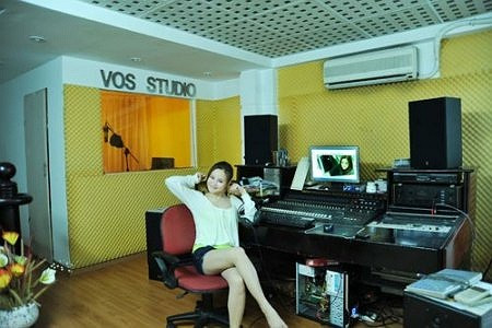 Với Vy Oanh đây là căn nhà hai trong một, bởi nó vừa là tổ ấm vừa là phòng thu. Trước đây phòng thu này cũng đã từng có Hồng Nhung, Thanh Lam, Ý Lan, Nguyễn Phi Hùng, Quang Vinh... đến thu âm bởi chất lượng thuộc hàng đẳng cấp do chuyên viên Thanh Sơn đảm nhiệm. Hiện giờ phòng thu này chỉ dành riêng cho một mình Vy Oanh hoặc một vài người bạn nào thân lắm mới được phép “thử giọng”.