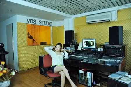 Với Vy Oanh đây là căn nhà hai trong một, bởi nó vừa là tổ ấm vừa là phòng thu. Trước đây phòng thu này cũng đã từng có Hồng Nhung, Thanh Lam, Ý Lan, Nguyễn Phi Hùng, Quang Vinh... đến thu âm bởi chất lượng thuộc hàng đẳng cấp do chuyên viên Thanh Sơn đảm nhiệm. Hiện giờ phòng thu này chỉ dành riêng cho một mình Vy Oanh hoặc một vài người bạn nào thân lắm mới được phép “thử giọng”.