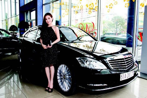 Xuất hiện tại buổi nhận xe từ hãng xe, Vy Oanh cũng gây chú ý khi diện trên mình cả cây hàng hiệu, cùng với chiếc nhẫn kim cương khi đó cũng được đoán với giá tiền tỉ.