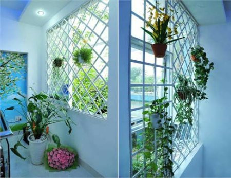 Hoa được phủ đầy xung quanh nhà, những chậu bông nho nhỏ lơ lửng trên mái hiên, bên thềm cửa, cả một bức tranh về mùa thu do chính tay cô vẽ tô điểm cho khu cửa ra vào.