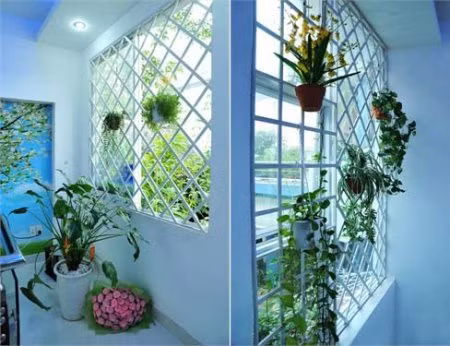 Hoa được phủ đầy xung quanh nhà, những chậu bông nho nhỏ lơ lửng trên mái hiên, bên thềm cửa, cả một bức tranh về mùa thu do chính tay cô vẽ tô điểm cho khu cửa ra vào.