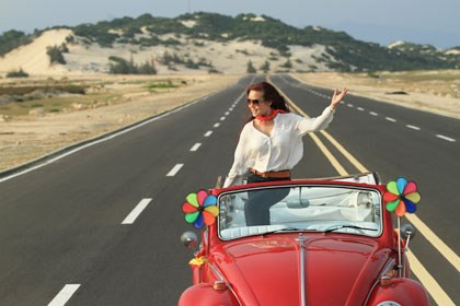 MV ca nhạc có tên Fly của Vy Oanh từng khiến cư dân mạng xôn xao vì những cảnh quay “khủng” không khác gì trên phim trường Hollywood. Được biết, Vy Oanh chịu chơi đầu tư tiền tỷ cho màn xe bay trong MV này.