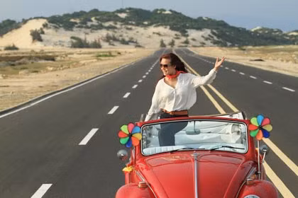 MV ca nhạc có tên Fly của Vy Oanh từng khiến cư dân mạng xôn xao vì những cảnh quay “khủng” không khác gì trên phim trường Hollywood. Được biết, Vy Oanh chịu chơi đầu tư tiền tỷ cho màn xe bay trong MV này.