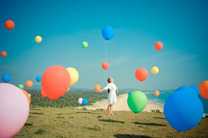 Ý tưởng của MV đến từ ước mơ được tự do bay lên giữa bầu trời của nữ ca sĩ và để có cảnh chiếc xe con treo 2.000 bong bóng bay lên không trung cuối video, nữ ca sĩ mạnh tay thuê xe cần cẩu, xe container … và dàn xe chở gần 200 người từ TP HCM ra Khánh Hoà, Phú Yên để quay. Tất cả các cảnh quay đều là thật không hề dùng kỹ xảo 3D.