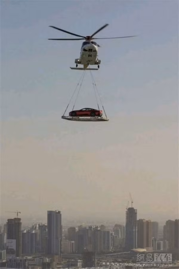 Dùng trực thăng vận chuyển ô tô chỉ có thể ở Dubai.