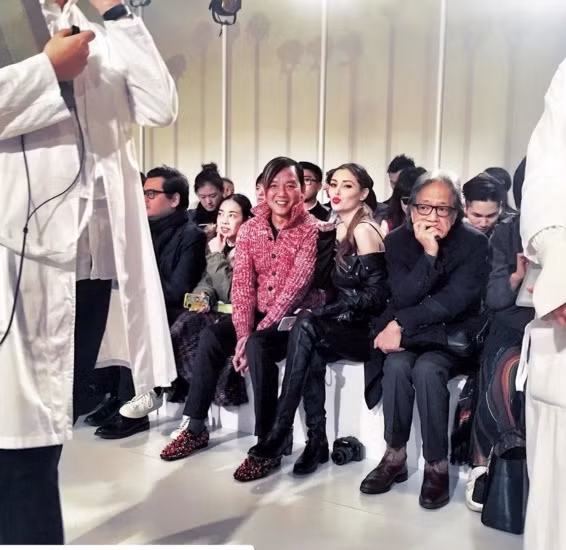 Stephan Hung từng tuyên bố, với số tiền mình có được, ông có thể tiêu vào bất cứ thứ gì mình muốn. Đó là lý do tại sao ông trùm sòng bạc Macau thường xuyên có mặt ở những khách sạn, nhà hàng, lâu đài sang trọng nhất thế giới, hay những show diễn thời trang đẳng cấp nhất hành tinh.