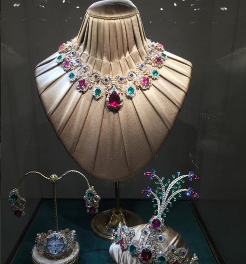 Cô nàng ở hữu những bộ trang sức lộng lẫy đắt tiền. Trong ảnh là một tác phẩm của D&amp;G.