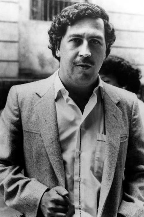 1. Pablo Escobar, 30 tỷ USD: Pablo Escobar là một trong những tên trùm xã hội đen giàu có nhất thế giới với khối tài sản “khủng” lên tới 30 tỷ USD. Tên tội phạm này cũng chịu trách nhiệm cho hàng tỷ USD cocain được đưa vào Mỹ. Tội ác của Escobar gồm cả việc hối lộ các quan chức và trừ khử những người không nhận tiền của mình. Sau khi trốn thoát khỏi nhà tù năm 1993, Escobar đã bị tiêu diệt bởi lực lượng chức năng của Columbia trong một cuộc truy lùng.