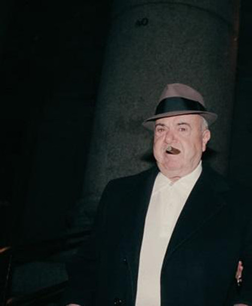 6. Anthony Salerno, 1 tỷ USD: Những năm 60, Salerno đã tái lập chỗ đứng của nhóm người Ý trong khu vực. Còn gọi là Tony béo, Salerno đã kiếm được hàng triệu USD từ cá độ và ma túy, đồng thời được xem như một trong những trùm xã hội đen có tầm ảnh hưởng lớn nhất đất nước. Dù vậy, đến năm 1988, Salerno đã bị bắt và kết án 70 năm tù.