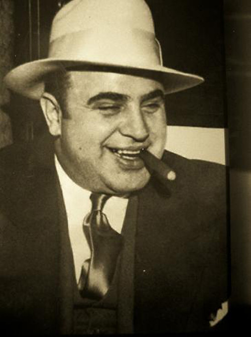 9. Al Capone, 100 triệu USD: Al Capone được mệnh danh là “Bill Gates” của thế giới tội phạm. Hắn kiếm số tiền khủng thông qua hoạt động vận chuyển rượu sang Mỹ trong thập niên 20 và 30. Capone mua chuộc hầu hết quan chức cảnh sát và tòa án. Theo số liệu của chính quyền thành phố Chicago, trùm xã hội đen đã kiếm 100 triệu USD chỉ trong năm 1929 thông qua các hành vi trái pháp luật.