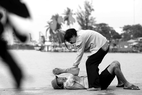 Trưa hôm đó, sau khi bị chồng từ chối quan hệ gối chăn, người phụ nữ đã dùng gậy đánh liên tiếp vào đầu khiến người chồng tử vong vì đa chấn thương. Ảnh minh họa.