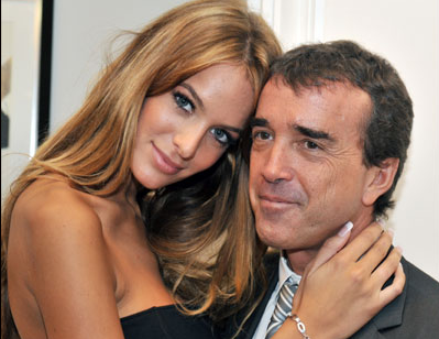 Tỷ phú người Pháp Arnaud Lagardere 50 tuổi cùng người tình Jade Forest mới 20 tuổi đã tổ chức đám cưới vào năm ngoái. Một tờ báo của London ví von Jade đã đánh cắp tâm trí của Arnaud.