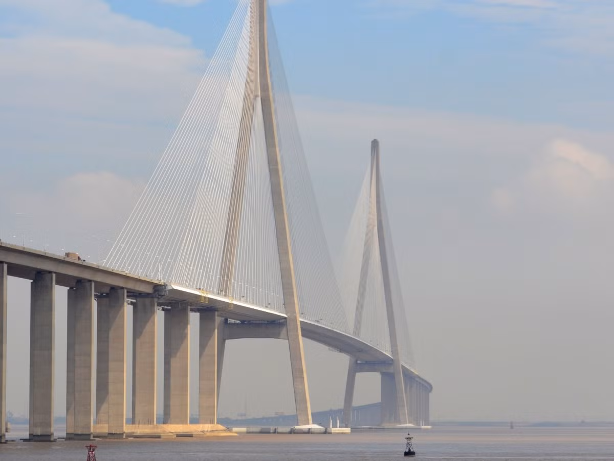 Cầu sông Tô Thông (7,89 tỷ USD): Cây cầu bắc qua sông Trường Giang này là cầu dây văng dài thứ 2 thế giới, vươn qua khoảng cách 1.090 m, nối thành phố Nam Thông và Thường Thục.