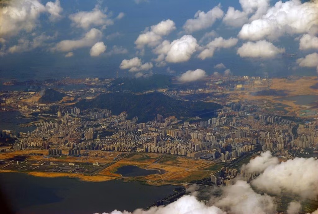 Siêu thành phố đồng bằng sông Châu Giang (322 tỷ USD): Năm 2030, Trung Quốc có kế hoạch đưa 42 triệu dân trong khu vực 9 thành phố vào sinh sống tại một siêu thành phố ở đồng bằng sông Châu Giang. Ước tính tới khi quá trình xây dựng hoàn tất, công trình khổng lồ này sẽ là nơi sống của 80 triệu người, với chi phí xây dựng khoảng 322 tỷ USD.